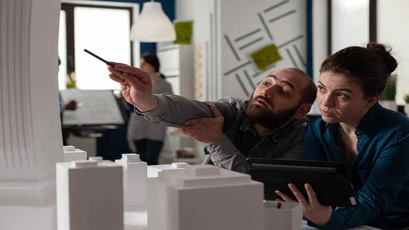 Solo Agent vs. Real Estate Team: Navigating High-Stakes Urban Markets